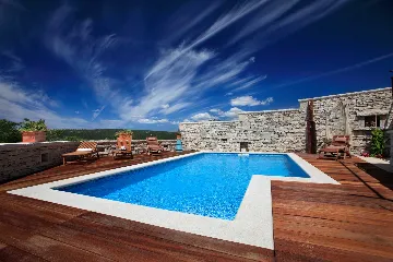 3-Bedroom Villa for 6 with Heated Pool in Trget