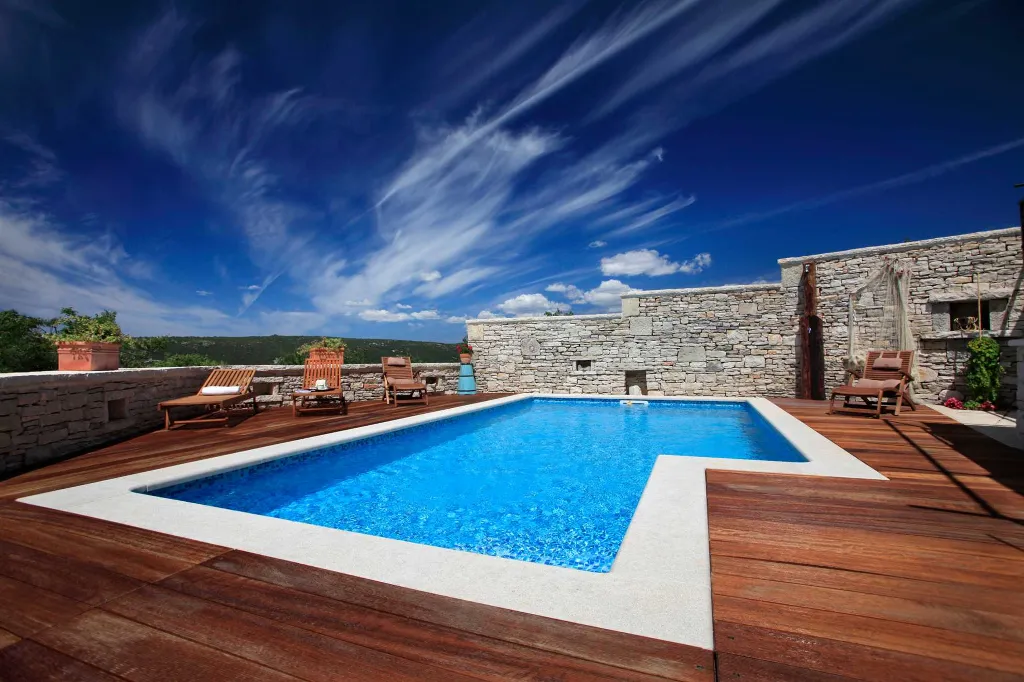 3-Bedroom Villa for 6 with Heated Pool in Trget