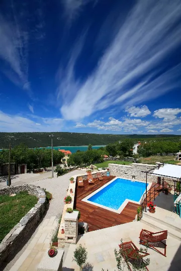 3-Bedroom Villa for 6 with Heated Pool in Trget