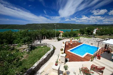 3-Bedroom Villa for 6 with Heated Pool in Trget