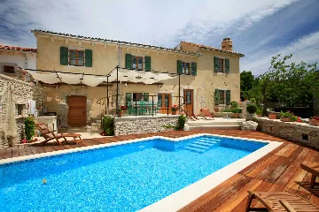 3-Bedroom Villa for 6 with Heated Pool in Trget