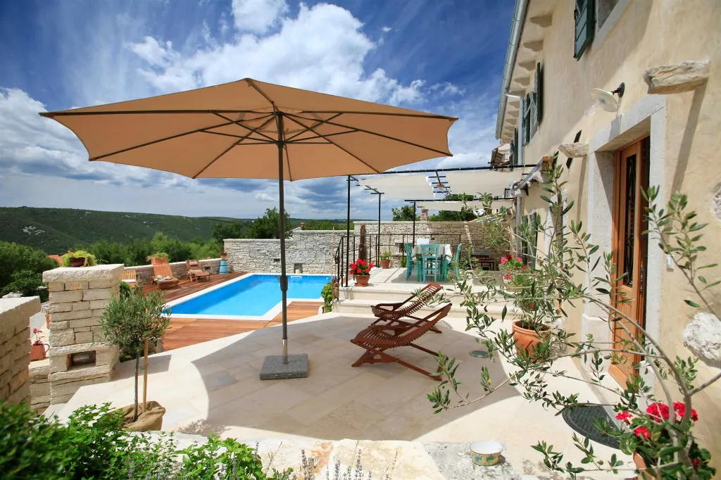 3-Bedroom Villa for 6 with Heated Pool in Trget