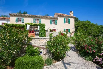 3-Bedroom Villa for 6 with Heated Pool in Trget