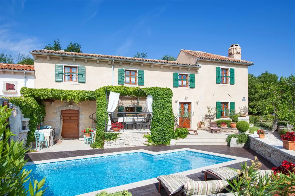 3-Bedroom Villa for 6 with Heated Pool in Trget
