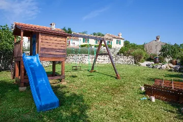 3-Bedroom Villa for 6 with Heated Pool in Trget