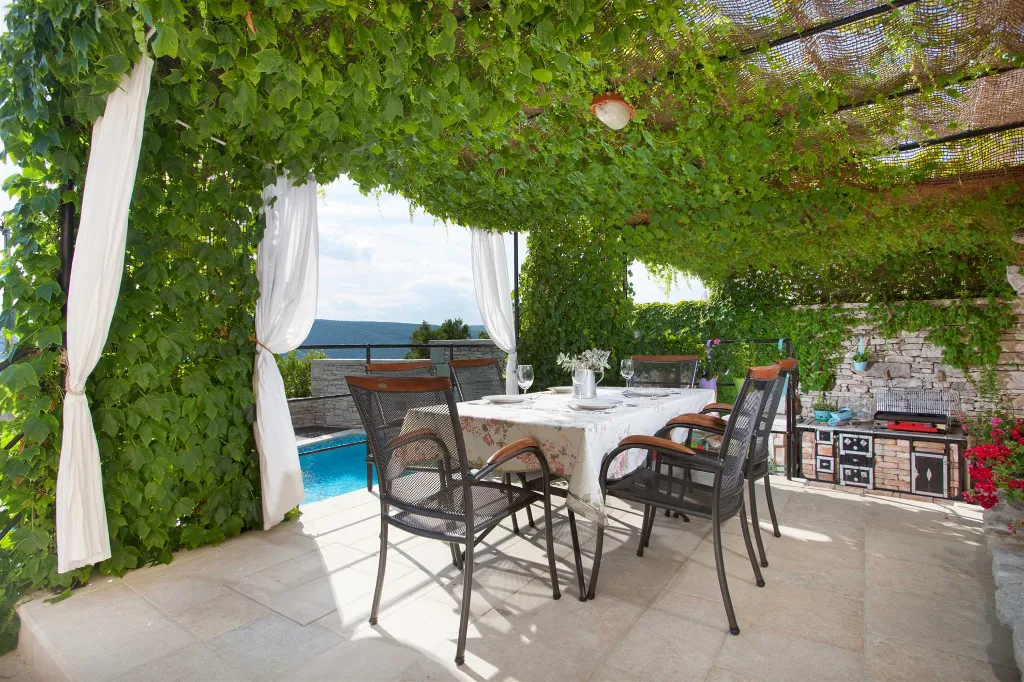 3-Bedroom Villa for 6 with Heated Pool in Trget