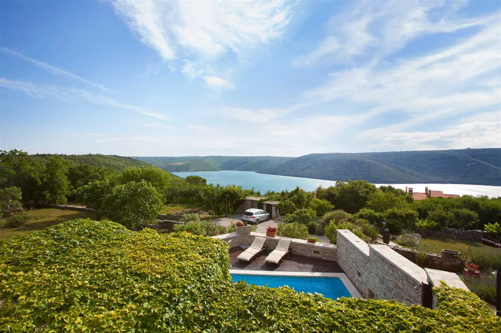 3-Bedroom Villa for 6 with Heated Pool in Trget