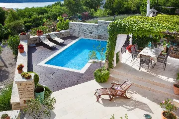 3-Bedroom Villa for 6 with Heated Pool in Trget