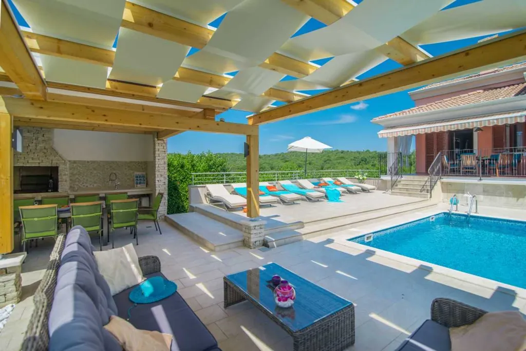 Kanfanar 6-Bedroom Villa with Private Pool