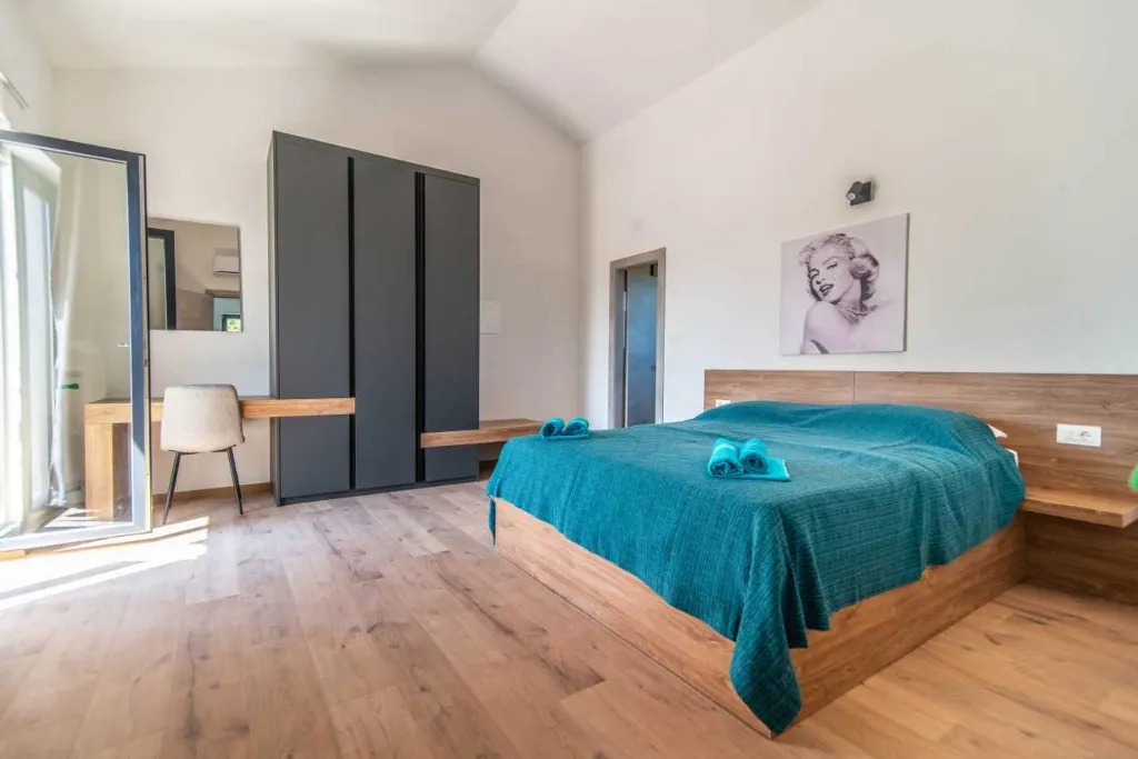 7-Bedroom Villa in Svetvinčenat for 14 Guests
