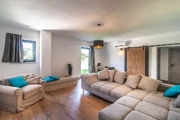 7-Bedroom Villa in Svetvinčenat for 14 Guests