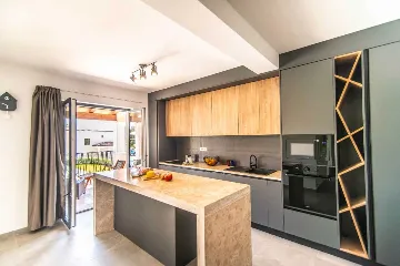 7-Bedroom Villa in Svetvinčenat for 14 Guests