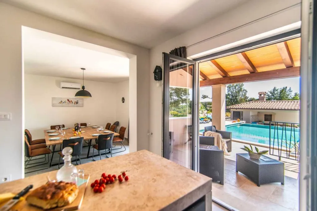7-Bedroom Villa in Svetvinčenat for 14 Guests