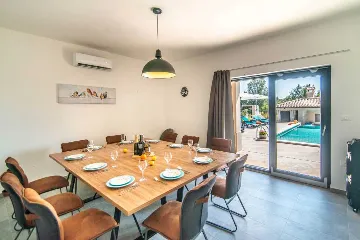 7-Bedroom Villa in Svetvinčenat for 14 Guests