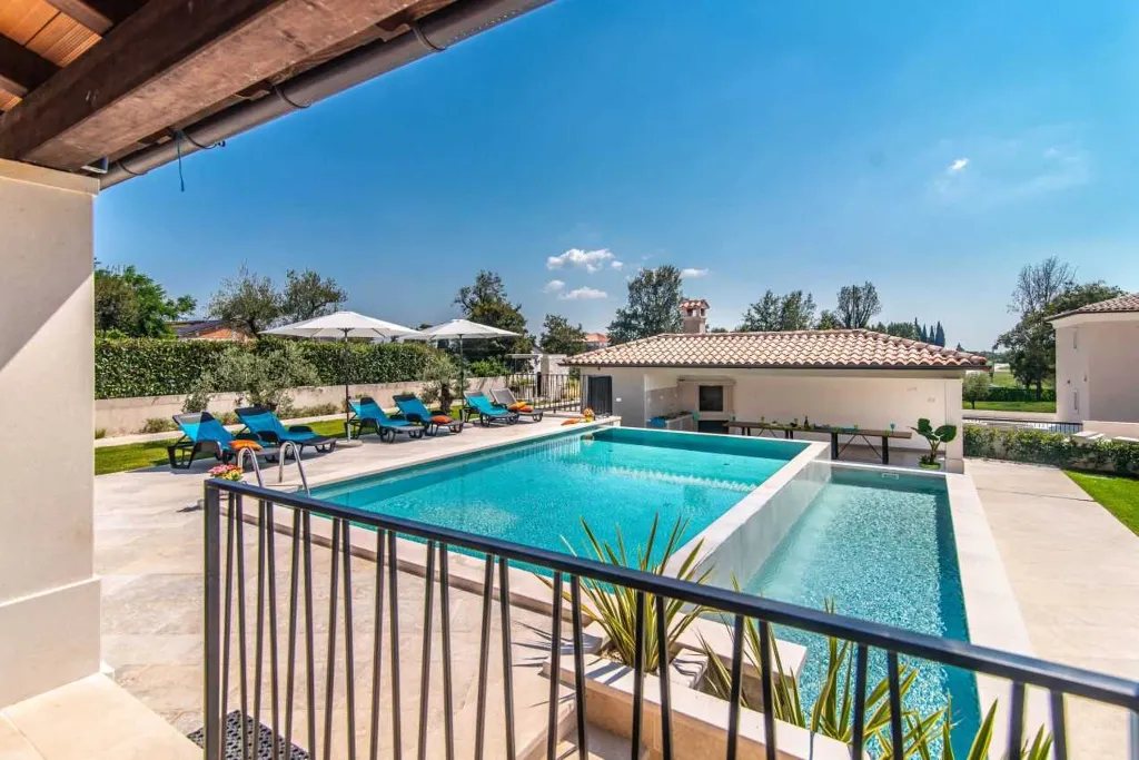 7-Bedroom Villa in Svetvinčenat for 14 Guests