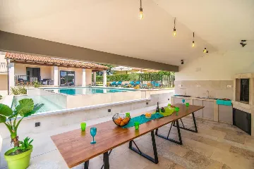 7-Bedroom Villa in Svetvinčenat for 14 Guests