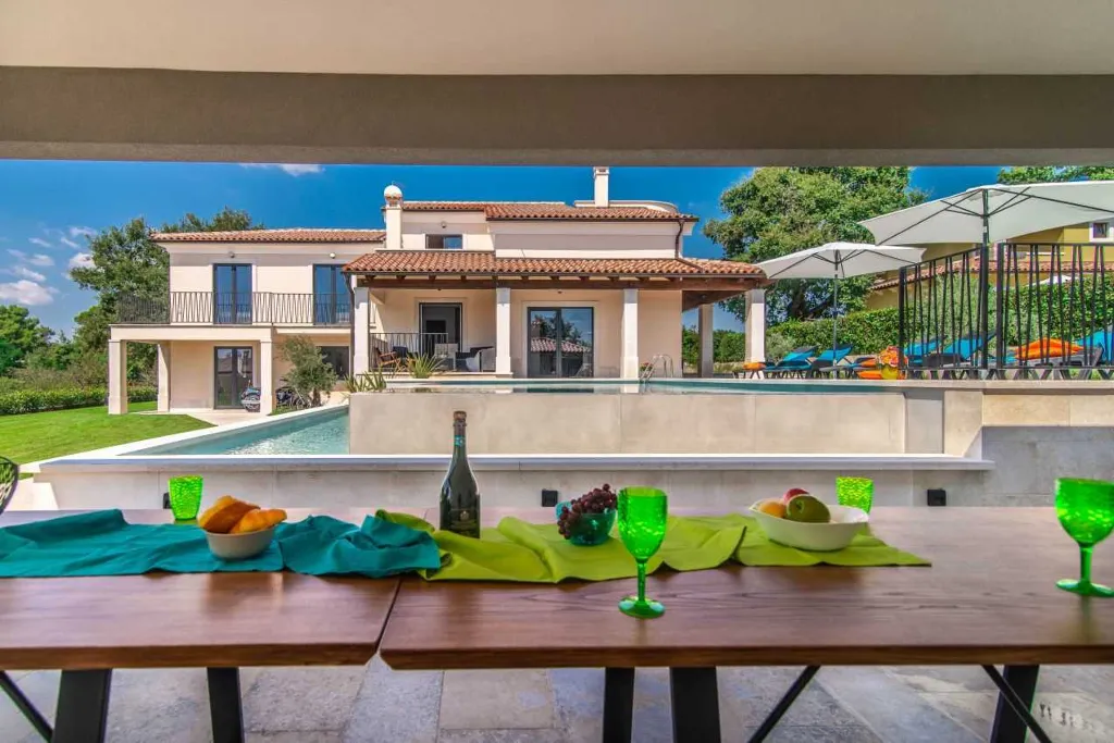 7-Bedroom Villa in Svetvinčenat for 14 Guests