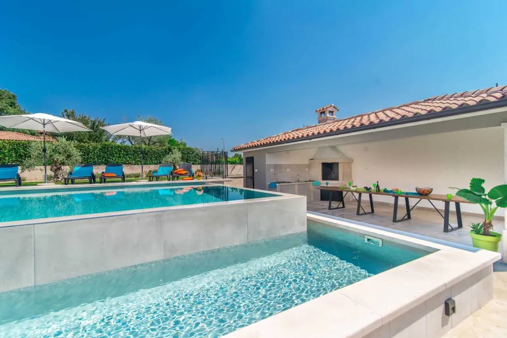 7-Bedroom Villa in Svetvinčenat for 14 Guests