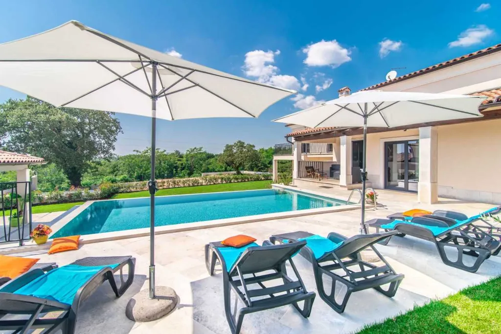 7-Bedroom Villa in Svetvinčenat for 14 Guests