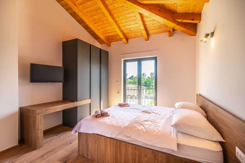 7-Bedroom Villa in Svetvinčenat for 14 Guests