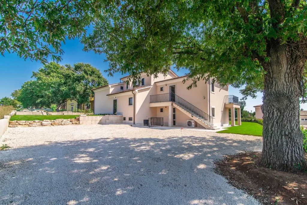 7-Bedroom Villa in Svetvinčenat for 14 Guests