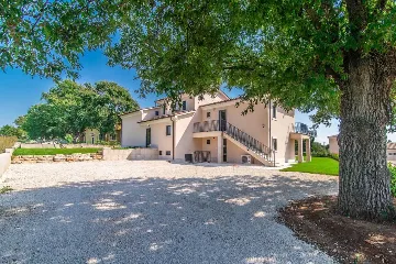 7-Bedroom Villa in Svetvinčenat for 14 Guests