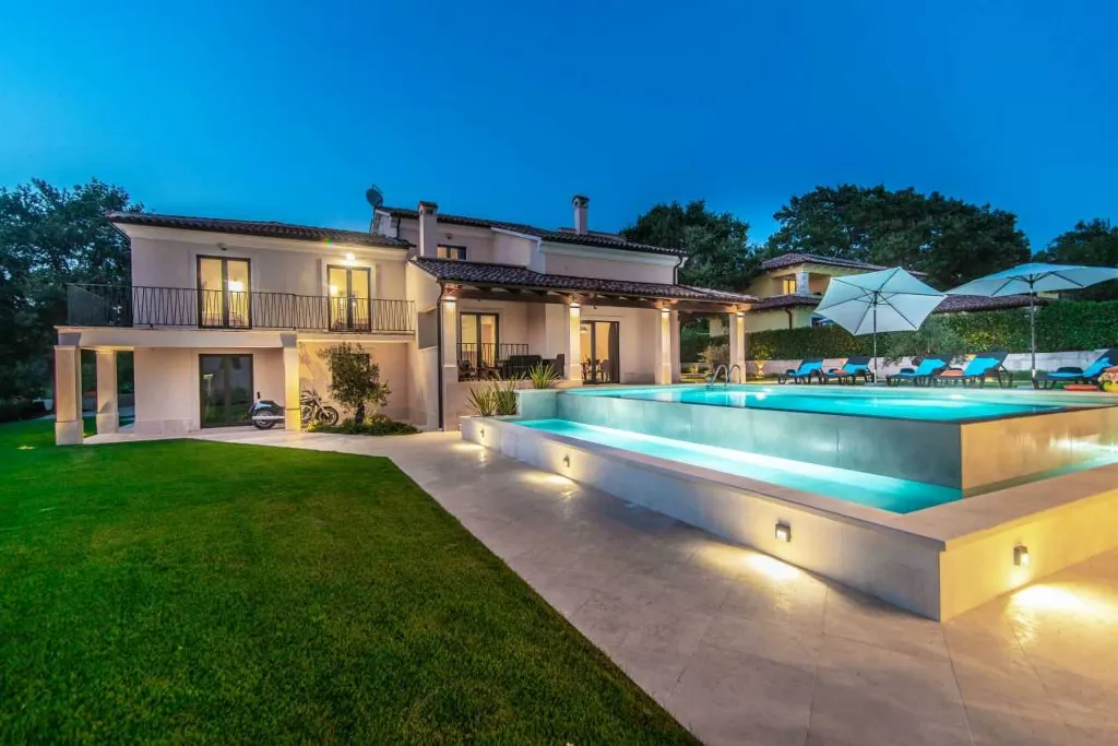 7-Bedroom Villa in Svetvinčenat for 14 Guests