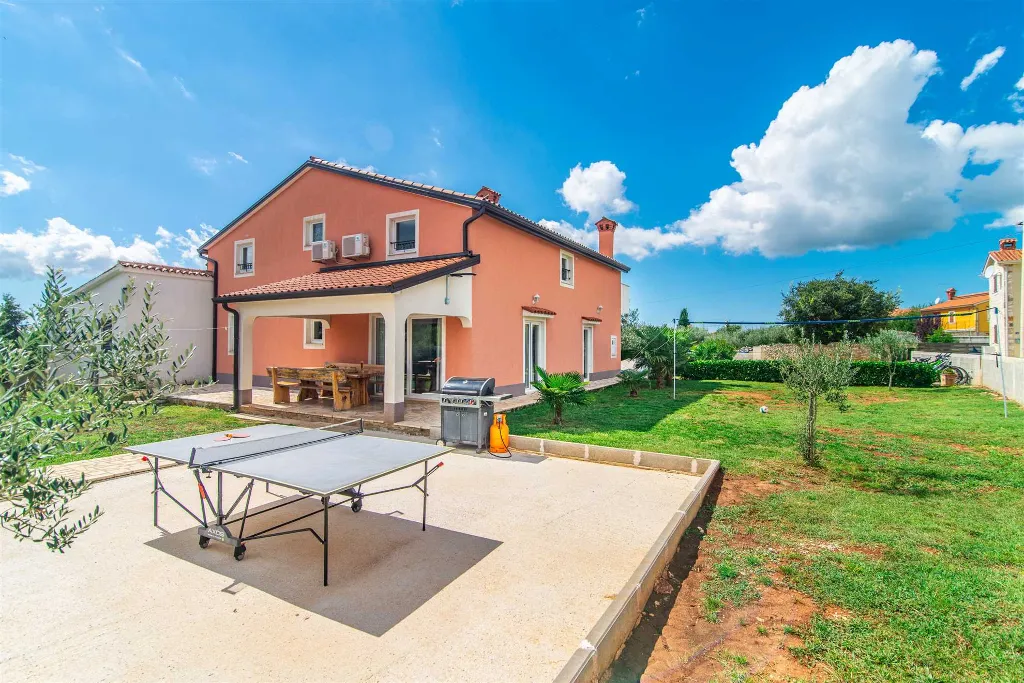 6-Bedroom Villa with Private Pool in Sveti Lovreč