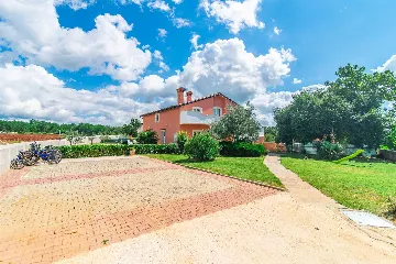 6-Bedroom Villa with Private Pool in Sveti Lovreč