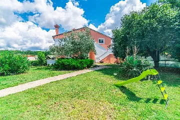 6-Bedroom Villa with Private Pool in Sveti Lovreč