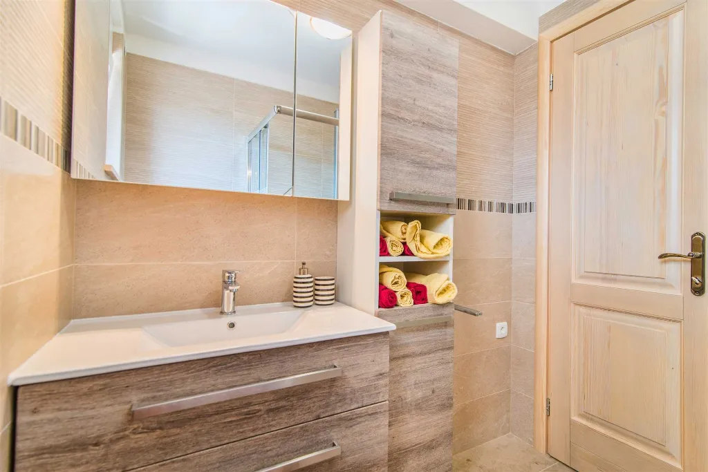 3-Bedroom Villa in Novigrad for 6 Guests