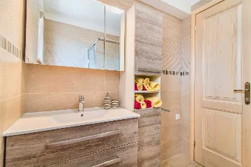 3-Bedroom Villa in Novigrad for 6 Guests