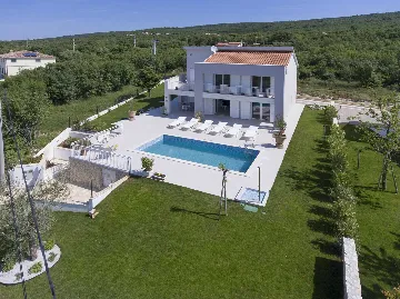 Spacious 4-Bedroom Villa in Koromačno for 9