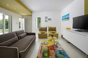 Spacious 4-Bedroom Villa in Koromačno for 9