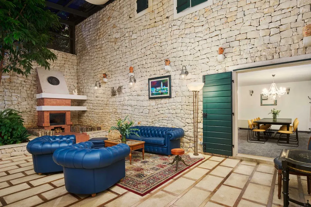 7-Bedroom Villa in Supetar for 14 Guests