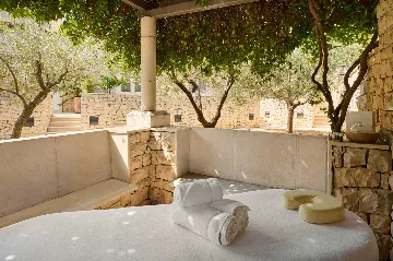 7-Bedroom Villa in Supetar for 14 Guests