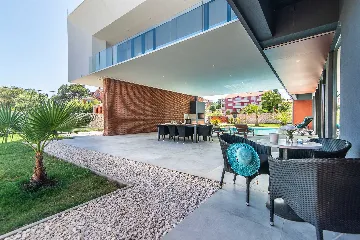 4-Bedroom Villa in Ližnjan for 8 Guests