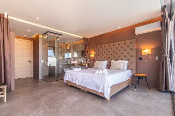 4-Bedroom Villa in Ližnjan for 8 Guests