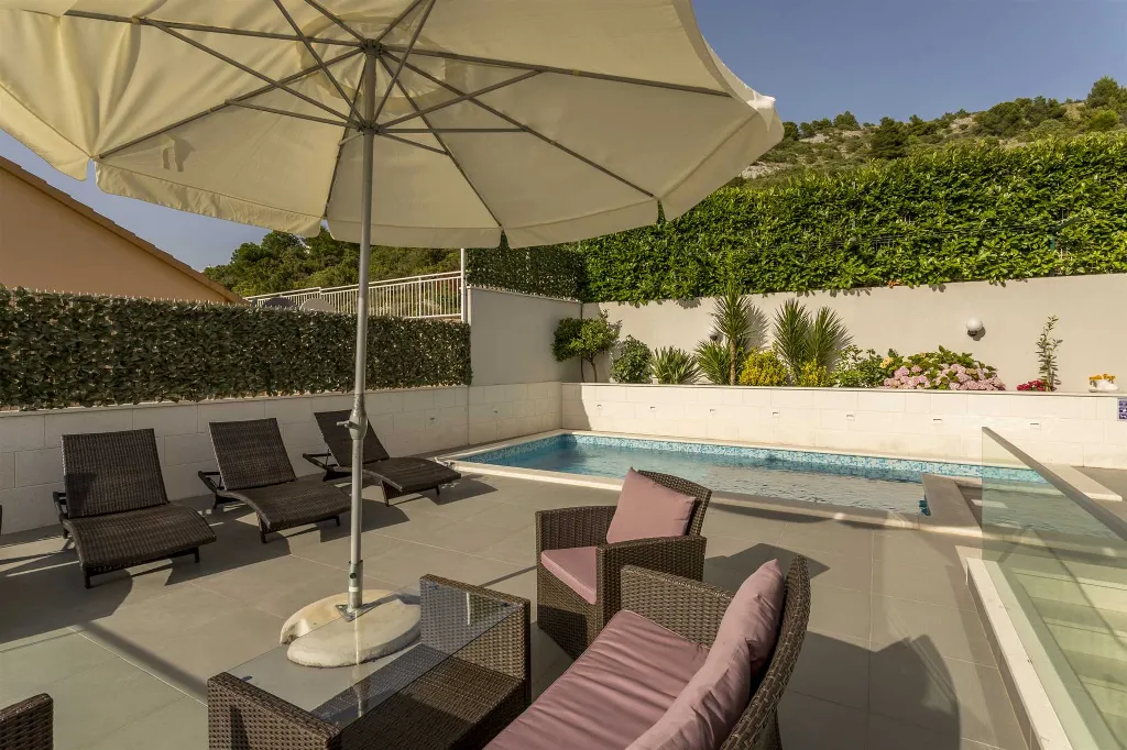 5-Bedroom Seafront Villa in Rogoznica