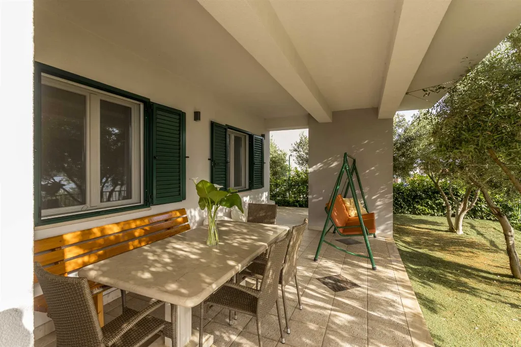5-Bedroom Seafront Villa in Rogoznica