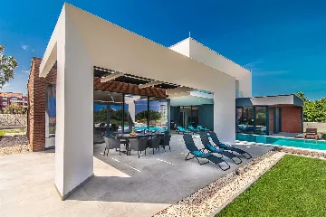 4-Bedroom Villa in Ližnjan for up to 9 Guests