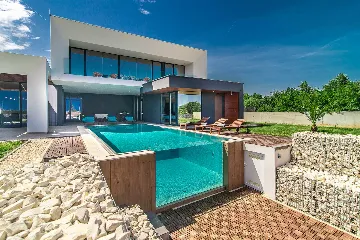 4-Bedroom Villa in Ližnjan for up to 9 Guests