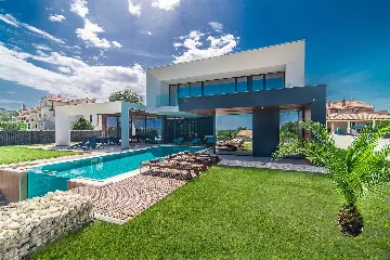 4-Bedroom Villa in Ližnjan for up to 9 Guests