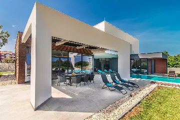 4-Bedroom Villa in Ližnjan for up to 9 Guests