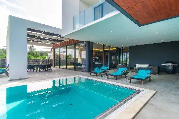 4-Bedroom Villa in Ližnjan for up to 9 Guests