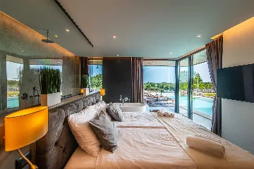 4-Bedroom Villa in Ližnjan for up to 9 Guests