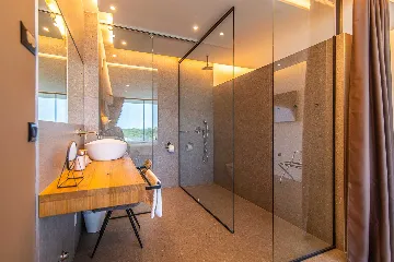 4-Bedroom Villa in Ližnjan for up to 9 Guests