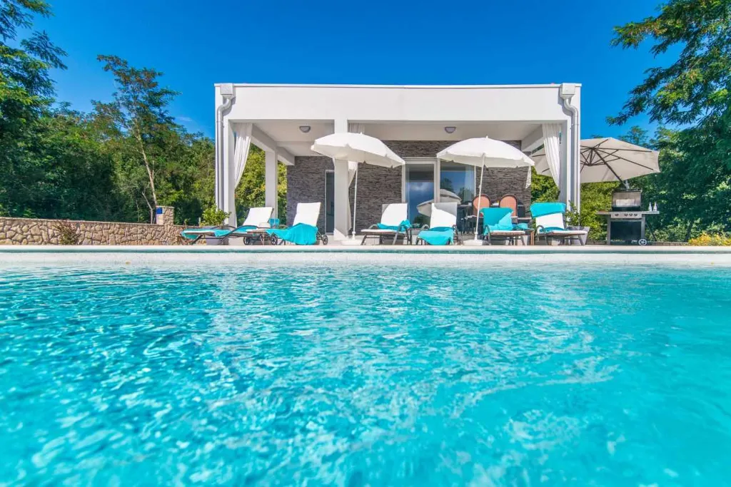 Air-Conditioned Villa with Private Pool in Santalezi