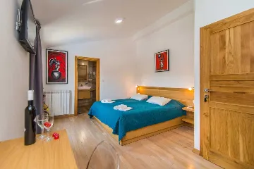 9-Bedroom Villa in Tinjan for Up to 20 Guests