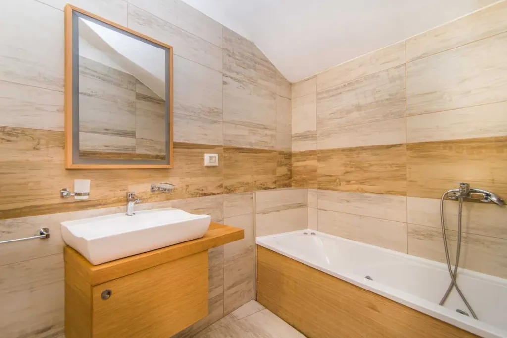 9-Bedroom Villa in Tinjan for Up to 20 Guests